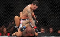 Max Holloway vem de vitória sobre Dustin Poirier no UFC 318 (Foto: Jonathan Bachman/AFP)