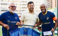 Vagner Love recebe homenagem do Retrô (Foto: Divulgação/Retrô)