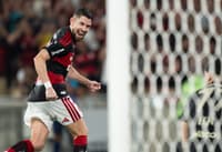 Jorginho comemora gol de pênalti do Flamengo diante do Santos. ((Foto: Jorge Rodrigues/AGIF/Folhapress)