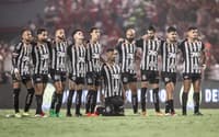 Elenco do Santos durante disputa de pênaltis contra o CRB, em 2025. (Foto: Raul Barletta/ Santos FC)