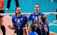 Minas comemora ponto sobre o Osasco na semifinal da Superliga Feminina 25/26 (Foto: Hedgard Moraes/ Minas Tênis Clube)