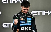 O britânico Lando Norris comemora o título da temporada da Fórmula 1 (Foto: Giuseppe CACACE / AFP)