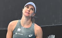 Bia Haddad reage durante partida de simples feminina contra a canadense Victoria Mboko no Adelaide International 2026, em Adelaide, em 12 de janeiro de 2026. (Foto: Michael ERREY/AFP)
