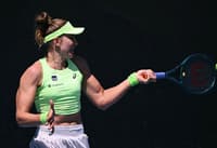 Bia Haddad devolve a bola de forehand na estreia contra a cazaque Yulia Putintseva no Australian Open (Foto: WILLIAM WEST / AFP)