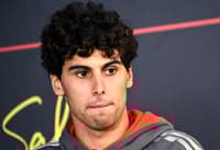 O brasileiro da Audi Gabriel Bortoleto participa de coletiva no primeiro dia do segundo teste de pré-temporada da Fórmula 1 no Circuito Internacional do Bahrein, em Sakhir, em 18 de fevereiro de 2026 (Foto: Giuseppe cacace/afp)