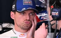 Max Verstappen reage nos boxes durante o terceiro treino livre do GP da Austrália de Fórmula 1 em Albert Park. (Foto: William West/AFP)