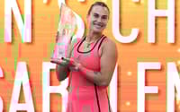 Aryna Sabalenka com o troféu do Miami Open 2025 - Masters 1000 de Miami (Foto: Matthew Stockman/Getty Images via AFP)