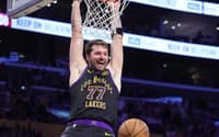 Luka Doncic faz um "dunk" durante partida do Lakers contra o Cleveland Cavaliers (Foto: Ronald Martinez/Getty Images via AFP)