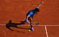 O espanhol Carlos Alcaraz na vitória sobre o argentino Tomas Martin Etcheverry em Monte Carlo (Foto: Valery HACHE / AFP)