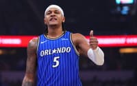 Paolo Banchero, do Orlando Magic, comemora cesta contra o Charlotte Hornets pelo Play-In na Kia Center. (Foto: Rich Storry/Getty Images/AFP)