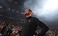 Tiago Splitter, técnico do Trail Blazers, posa durante o hino nacional antes do jogo três da primeira rodada dos playoffs da NBA contra o Spurs (Foto: Cameron browne/Nbae via getty images/Afp)