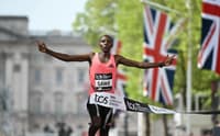 O queniano Sabastian Sawe quebrou o recorde mundial ao vencer a Maratona de Londres (Foto: JUSTIN TALLIS / AFP)