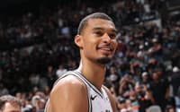 Victor Wembanyama, do Spurs, sorri após a partida contra o Trail Blazers no jogo cinco da primeira rodada dos playoffs da NBA (Foto: Joe murphy/Nbae via getty images/Afp)