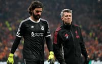 Alisson deixa campo de jogo entre Liverpool e Galatasaray lesionado e vira dúvida para convocação de Ancelotti