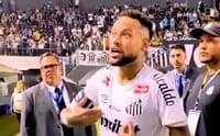 Neymar discutiu com torcedor após duelo com a Recoleta (Foto: Reprodução)