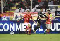 Dudu é cercado por dois marcadores no confronto entre Atlético e Cienciano pela Sul-Americana