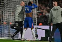 Estêvão deixa o campo em Chelsea x Manchester United com a camisa no rosto após sentir nova lesão muscular