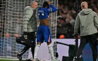 Estêvão deixa o campo em Chelsea x Manchester United com a camisa no rosto após sentir nova lesão muscular