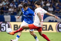 Fagner e Juninho Capixaba em ação no duelo entre Cruzeiro e Bragantino