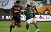 Pulgar e Vitor Roque na final da Libertadores entre Palmeiras e Flamengo (Foto: Luis ACOSTA / AFP)