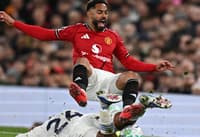 Matheus Cunha reclama da entrada de Justin no duelo entre Manchester United e Leeds
