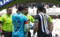Neymar e Hulk em Atlético x Santos em 2025 (Foto: Pedro Souza / Atlético)