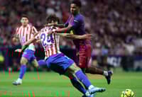 Rashford e Le Normand disputam a posse de bola no clássico entre Barcelona e Atlético de Madri pela La Liga