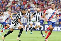 Roni, camisa 11 do Santos, encara a marcação de Gabriel Xavier, zagueiro do Bahia