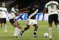 Willian Oliveira, do Coritiba, disputa lance com Thiago Mendes, do Vasco, no Couto Pereira pelo Brasileiro.jpeg