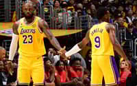 Lebron James e o filho Bronny jogaram juntos na vitória do Lakers sobre o Rockets pelos playoffs da NBA
