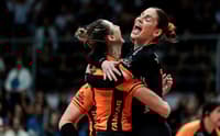 Camila Brait comemora ponto do Osasco durante a semifinal da Superliga Feminina de Vôlei