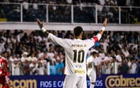 Neymar marca de pênalti para o Santos. (Foto: ThaÃ­sa Gigo/MOCHILA PRESS)