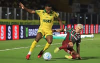 Jogadores disputam bola em Mirassol e Fluminense (Foto: Alex Pelicer/Agencia F8/Folhapress)