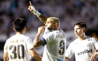 Gabriel Barbosa marca o primeiro gol da partida entre o Santos e o Deportivo Cuenca. (Foto: Mauricio De Souza/AGIF/Folhapress)