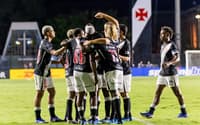 Jogadores do Vasco comemoram gol contra o Barracas Central (Foto: Alexandre Maia/MyPhoto Press/Folhapress)