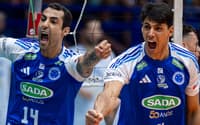 Douglas Souza e Otávio comemoram ponto em Sada Cruzeiro x Minas pela semifinal da Superliga (Foto: Agência i7/Sada Cruzeiro)
