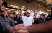 Neymar na chegada ao Paraguai para a disputa da Copa Sul-Americana. (Foto: Robinho Jr. na chegada do elenco do Santos na Vila Belmiro. (Foto: Raul Baretta/ Santos FC)