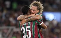 Guga e Hércules comemoram gol do Fluminense (Foto: Lucas Merçon/ Fluminense FC)