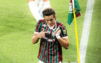 Canobbio comemora gol do Fluminense mostrando o escudo do clube na camisa