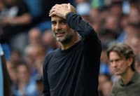 Guardiola leva as mãos à cabeça durante derrota do City para o Tottenham (Foto: Darren Staples / AFP)