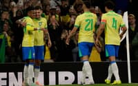 Estêvão comemora gol com Bruno Guimaraes em Brasil x Senegal (Foto: Ian Kington / AFP)