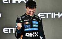 O britânico Lando Norris comemora o título da temporada da Fórmula 1 (Foto: Giuseppe CACACE / AFP)