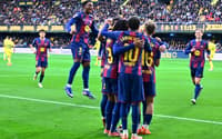 Jogadores do Barcelona comemoram gol marcado sobre o Villarreal, por La Liga (Foto: Jose JORDAN / AFP)