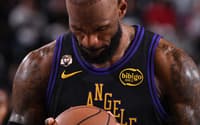 LeBron James, do Los Angeles Lakers, se prepara para arremesso livre contra o LA Clippers na NBA, em Los Angeles, em 22 de janeiro de 2026 (Foto: Juan Ocampo/NBAE/Getty Images/AFP)