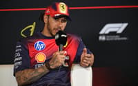 Lewis Hamilton participa de entrevista coletiva após terminar em terceiro lugar no GP da China de Fórmula 1, em 15 de março de 2026 (Foto: Jade Gao/AFP)