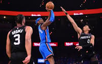 Shai Gilgeous-Alexander, do Thunder, tenta arremesso contra Ryan Dunn, do Suns, pelos playoffs da NBA (Foto: Joshua gateley/Getty images/Afp)