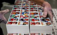 Funcionário prepara pacotes de figurinhas da Copa de 2026 na fábrica da Panini, em Modena, na Itália. (Foto: Marco Bertorello/AFP)