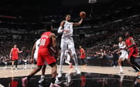 O francês Victor Wembanyama, do San Antonio Spurs na partida contra o Portland Trail Blazers pelos playoffs da NBA (Foto: Joe Murphy/NBAE via AFP
