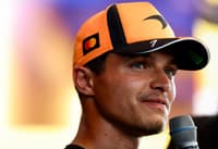 Lando Norris fala durante evento de golfe da McLaren em Coconut Grove, na Flórida. (Foto: Cliff Hawkins/Getty Images/AFP)