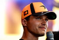 Lando Norris fala durante evento de golfe da McLaren em Coconut Grove, na Flórida. (Foto: Cliff Hawkins/Getty Images/AFP)